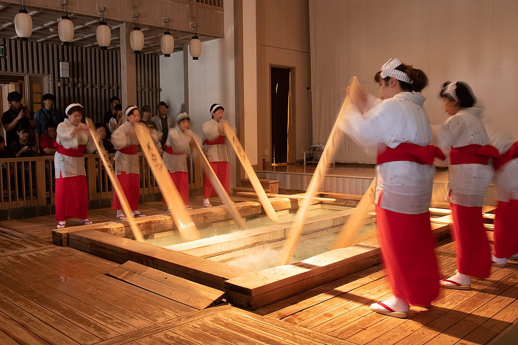 草津名物としても知られる熱乃湯の湯もみショー